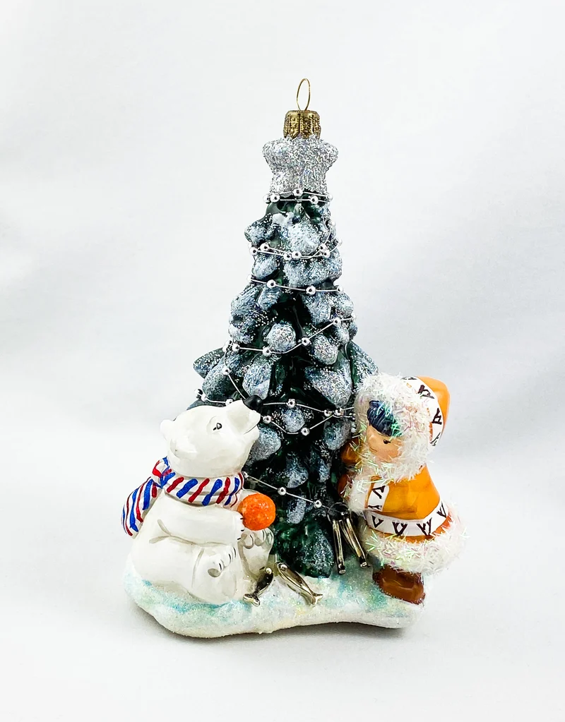 Der kleine Eisbär und das Inuitmädchen schmücken zusammen den Weihnachtsbaum, AtlasArt