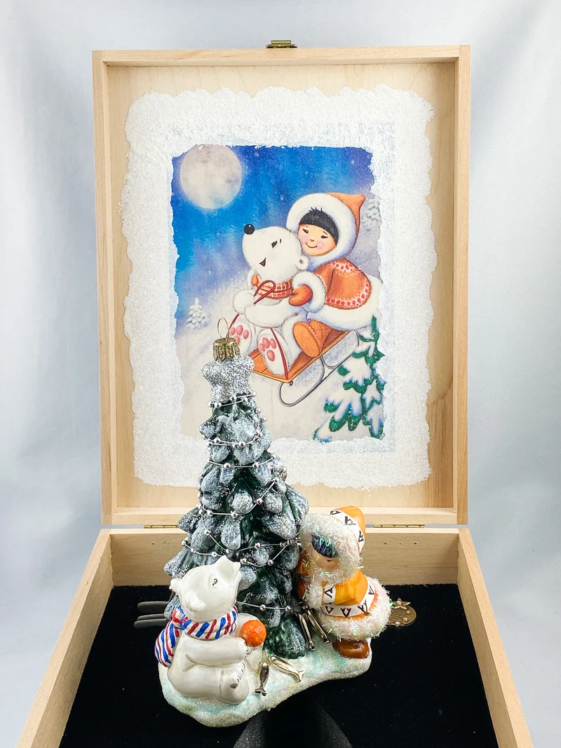 Der kleine Eisbär und das Inuitmädchen schmücken zusammen den Weihnachtsbaum, AtlasArt