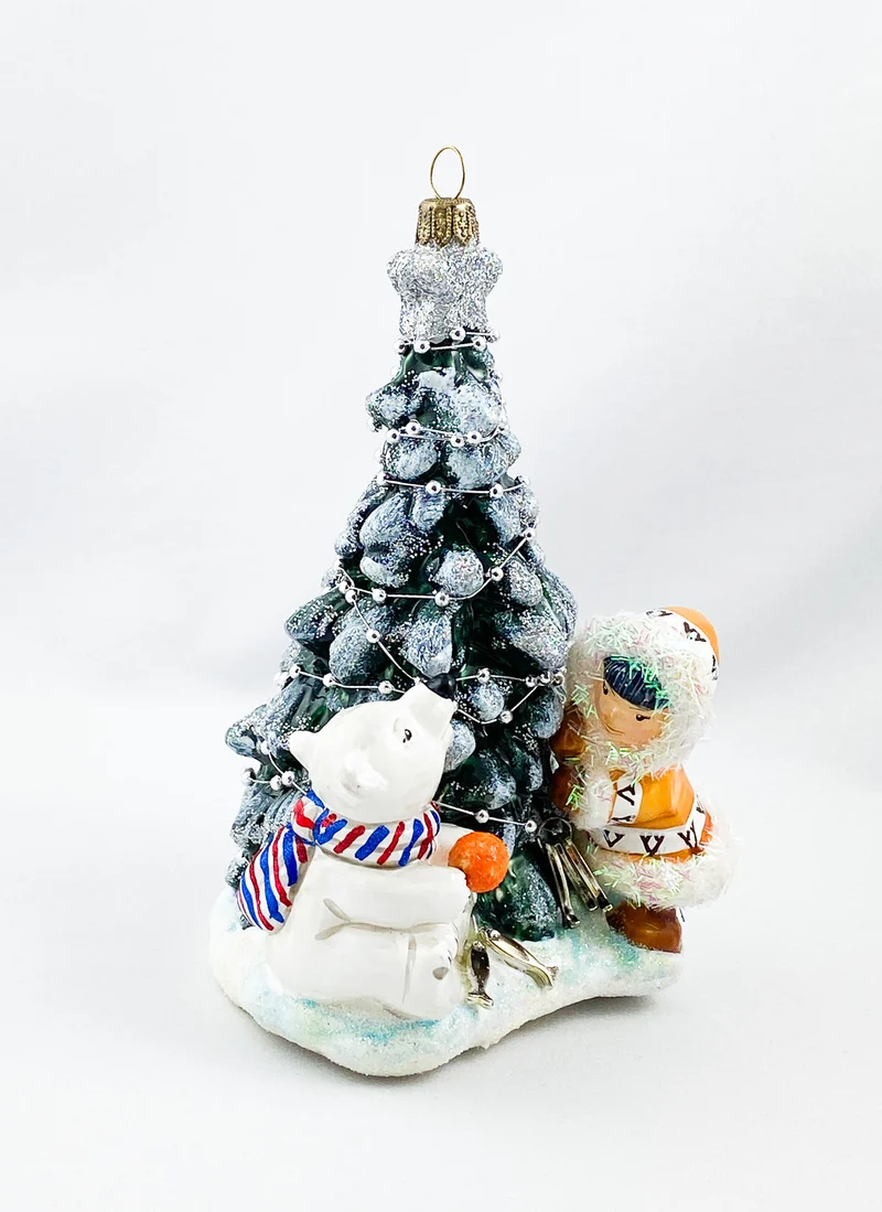 Der kleine Eisbär und das Inuitmädchen schmücken zusammen den Weihnachtsbaum, AtlasArt
