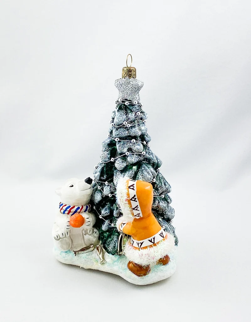 Der kleine Eisbär und das Inuitmädchen schmücken zusammen den Weihnachtsbaum, AtlasArt