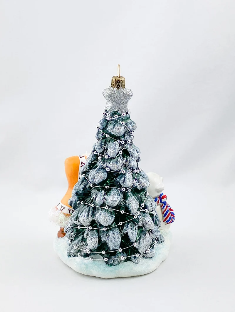 Der kleine Eisbär und das Inuitmädchen schmücken zusammen den Weihnachtsbaum, AtlasArt