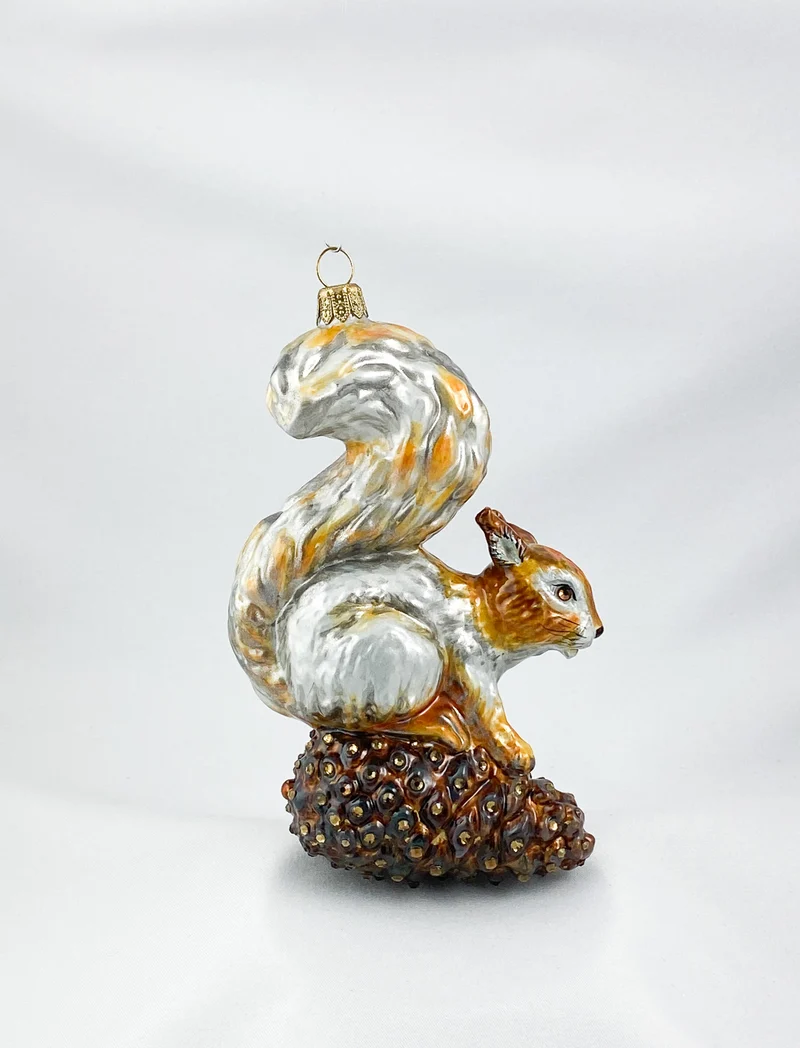 Eichhörnchen auf Pinienzapfen, AtlasArt