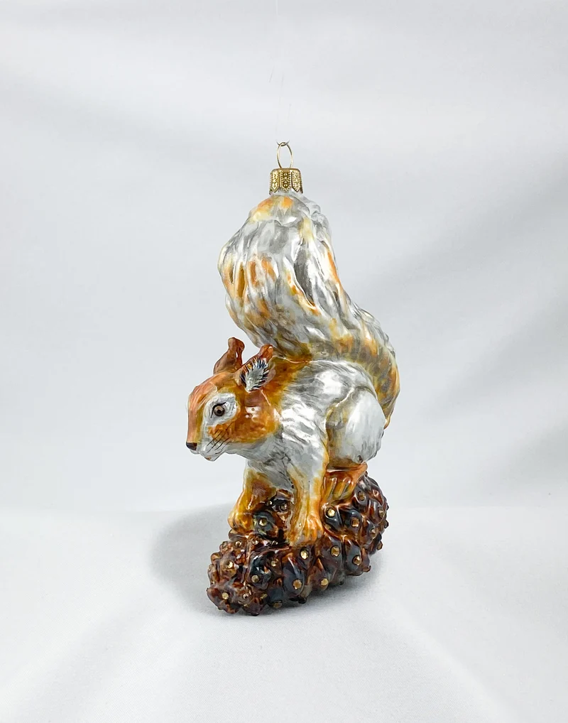 Eichhörnchen auf Pinienzapfen, AtlasArt