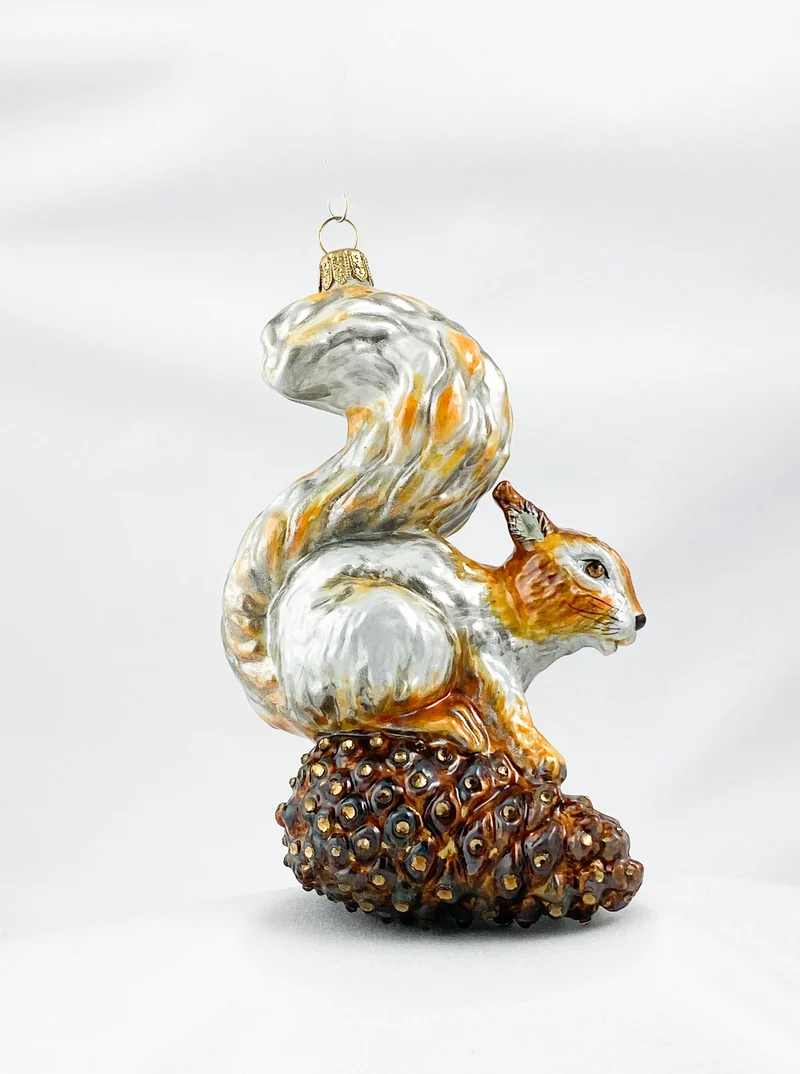 Eichhörnchen auf Pinienzapfen, AtlasArt