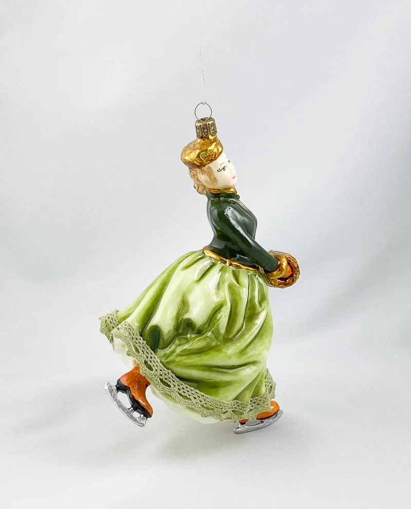 Eiskunstläuferin in elegantem Kostüm, AtlasArt