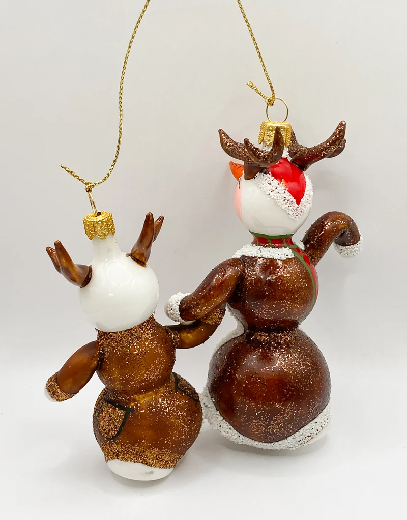 Rentier Papa Rudolf spaziert mit dem kleinen Rentier