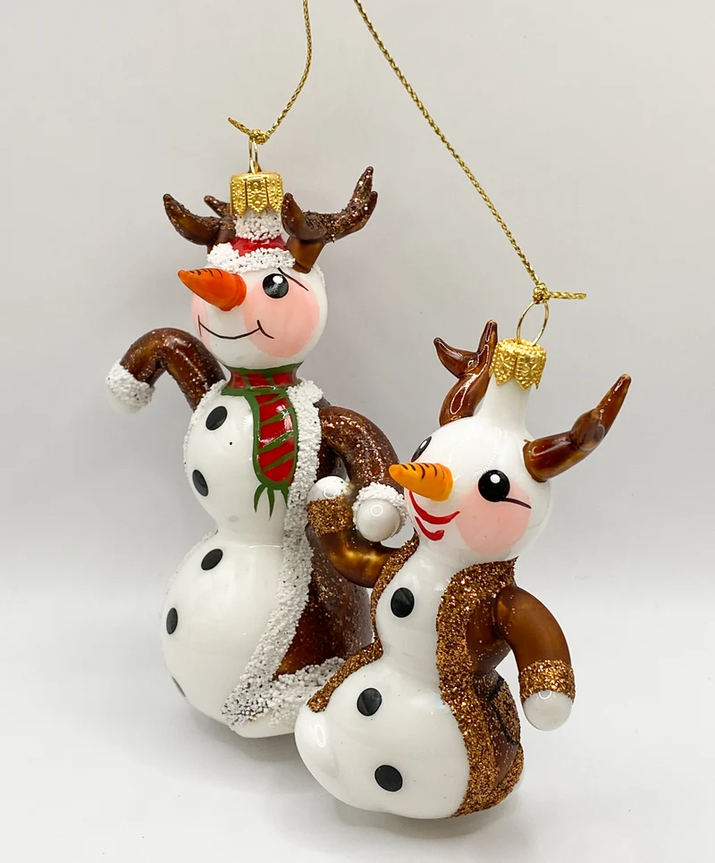 Rentier Papa Rudolf spaziert mit dem kleinen Rentier