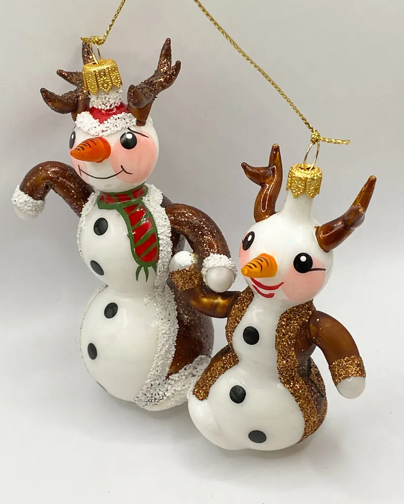 Rentier Papa Rudolf spaziert mit dem kleinen Rentier