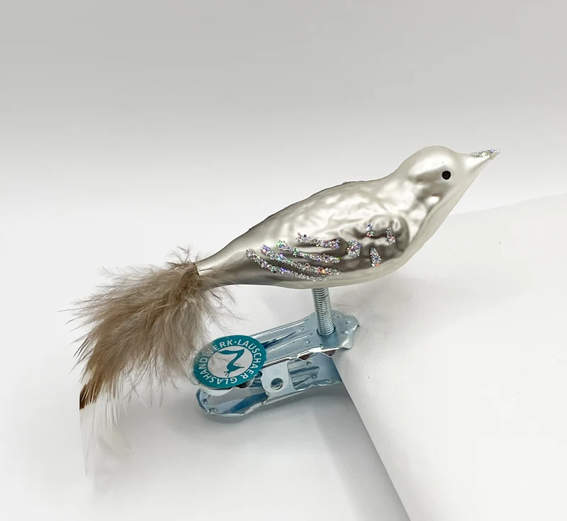 Kleiner Vogel in warmem Grau mit Glitzer