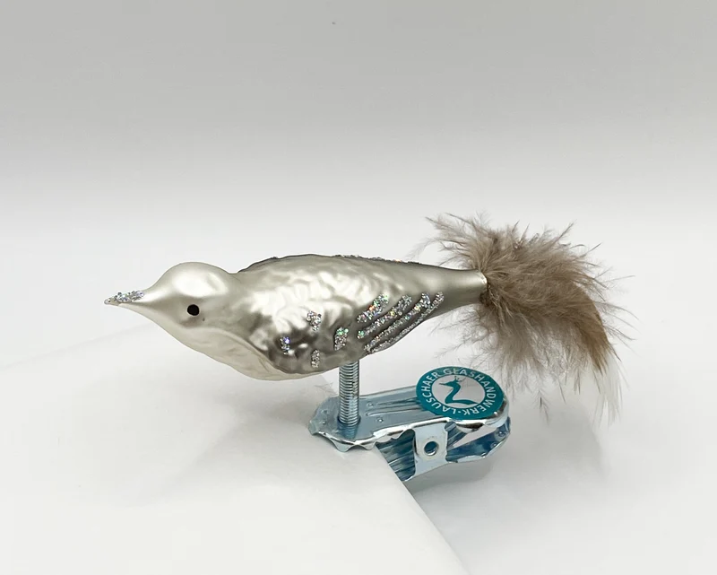 Kleiner Vogel in warmem Grau mit Glitzer