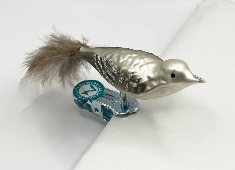 Kleiner Vogel in warmem Grau mit Glitzer