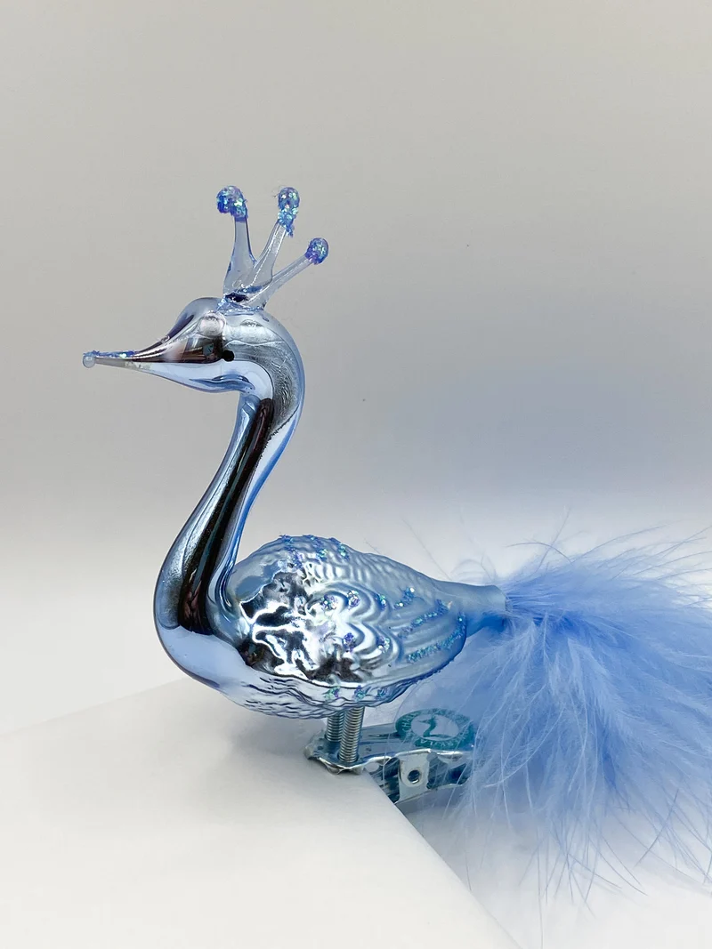Grosser hellblauer Pfau mit Krone und hellblauer Flaumfedern