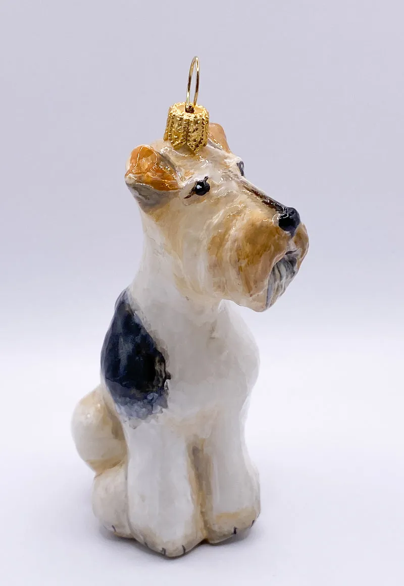 Sitzender Foxterrier-Hund KOMOZJA MOSTOWSKI