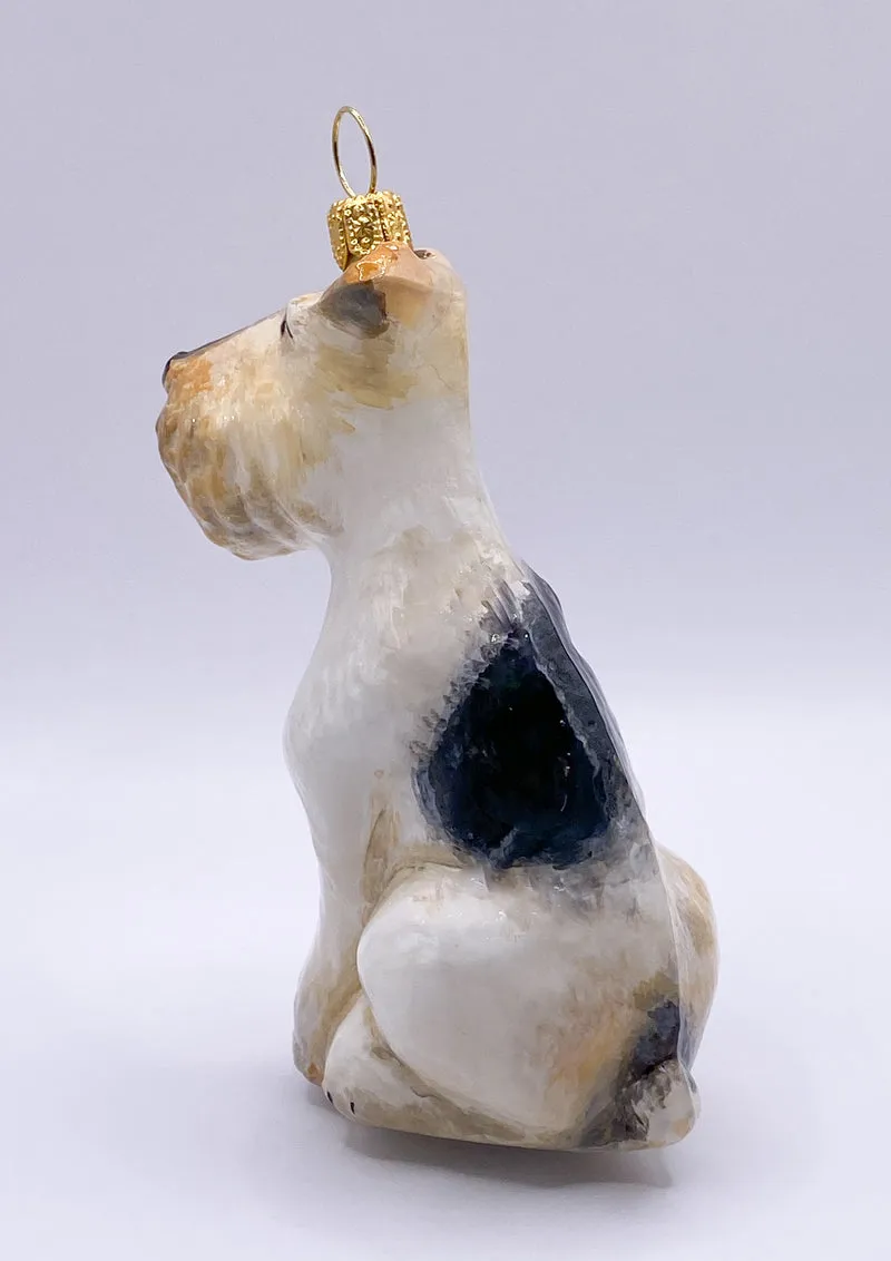 Sitzender Foxterrier-Hund KOMOZJA MOSTOWSKI
