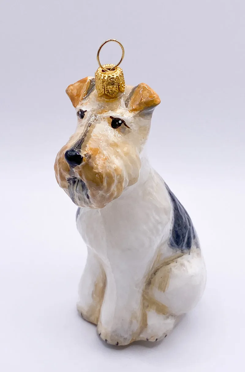 Sitzender Foxterrier-Hund KOMOZJA MOSTOWSKI