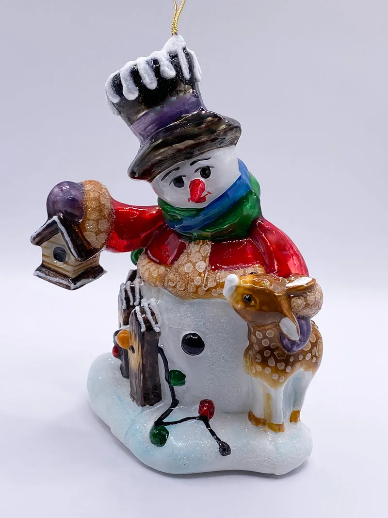 Schneemann mit Vogelhäuschen und kleinem Reh, KOMOZJA MOSTOWSKI