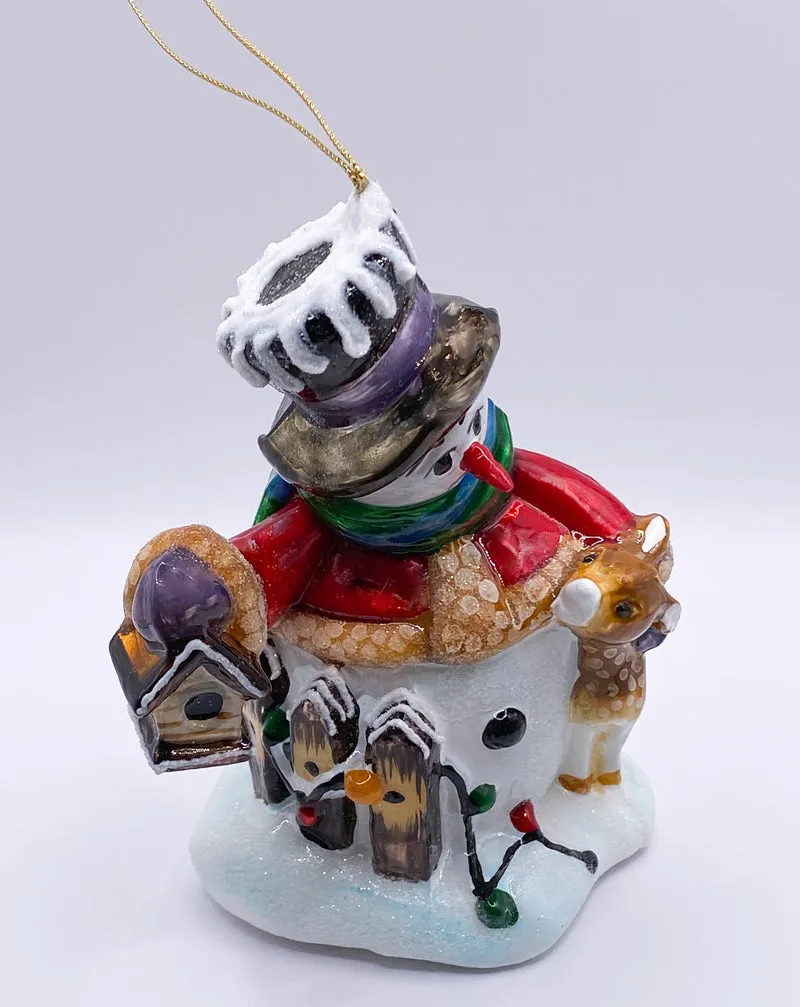Schneemann mit Vogelhäuschen und kleinem Reh, KOMOZJA MOSTOWSKI