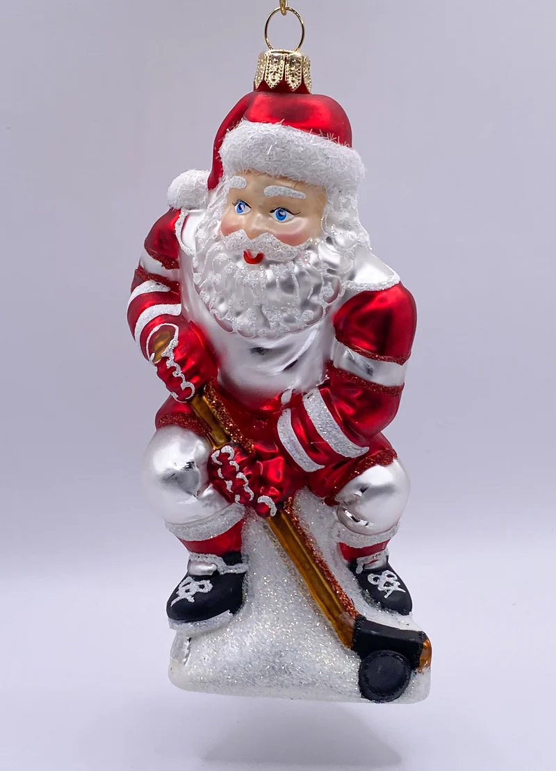Santa spielt Eis-Hockey