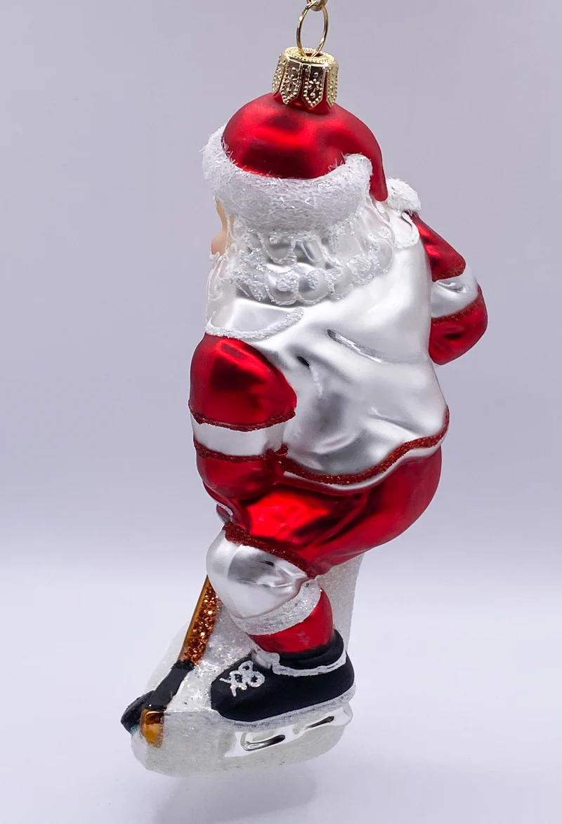 Santa spielt Eis-Hockey