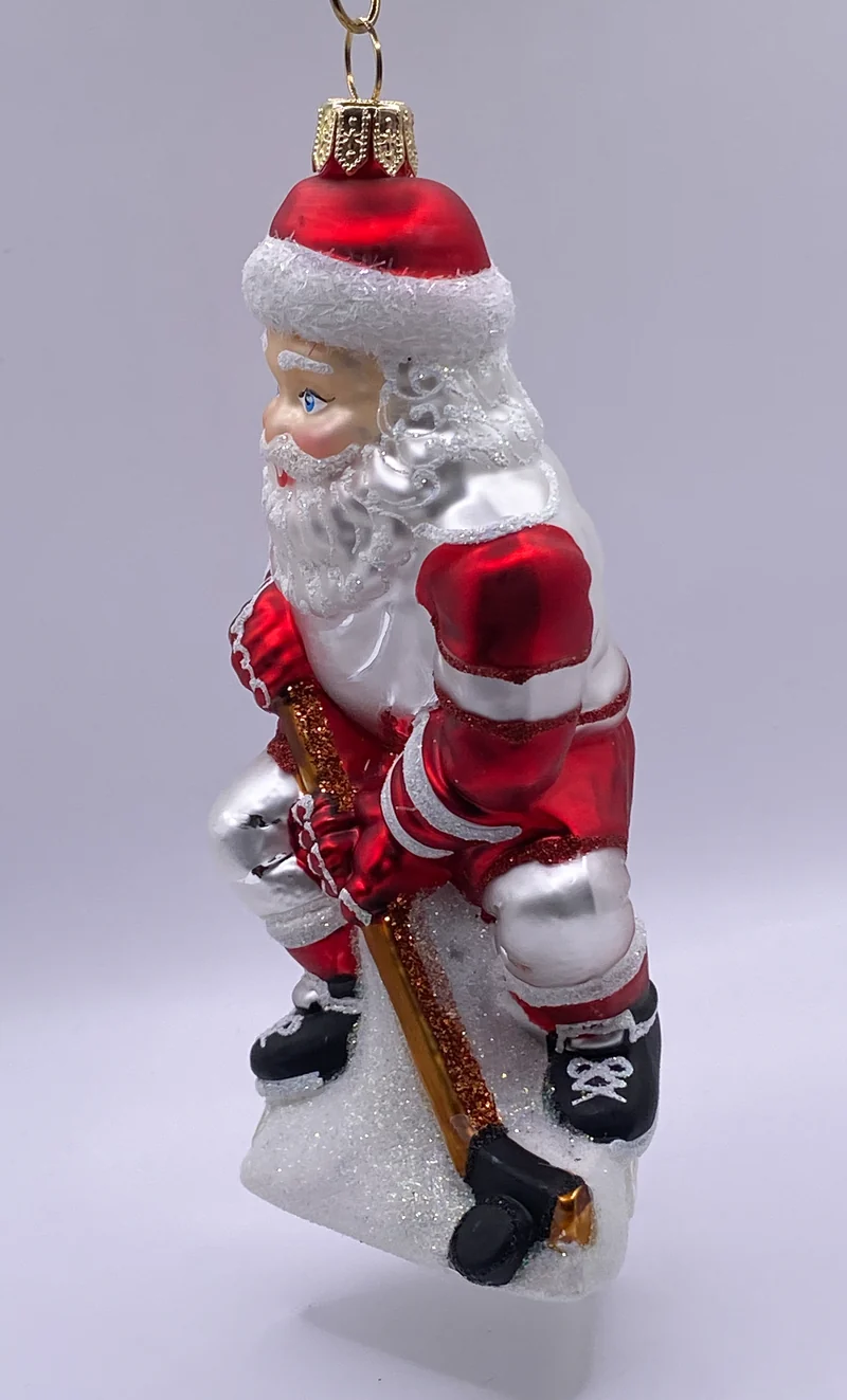 Santa spielt Eis-Hockey