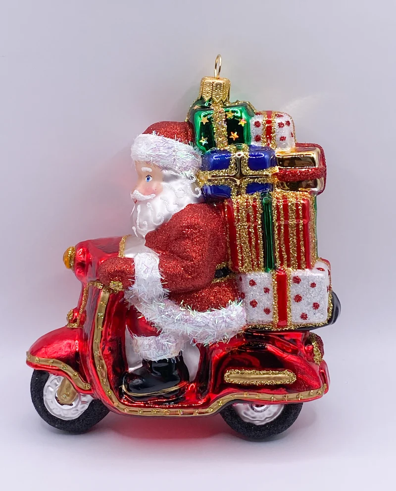 Santa Claus bringt die Geschenke mit dem Motor-Roller