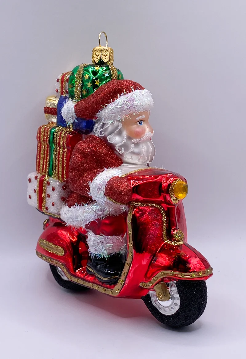 Santa Claus bringt die Geschenke mit dem Motor-Roller