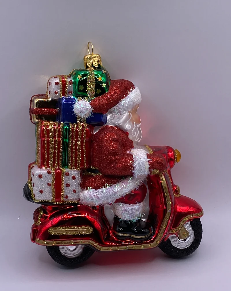 Santa Claus bringt die Geschenke mit dem Motor-Roller