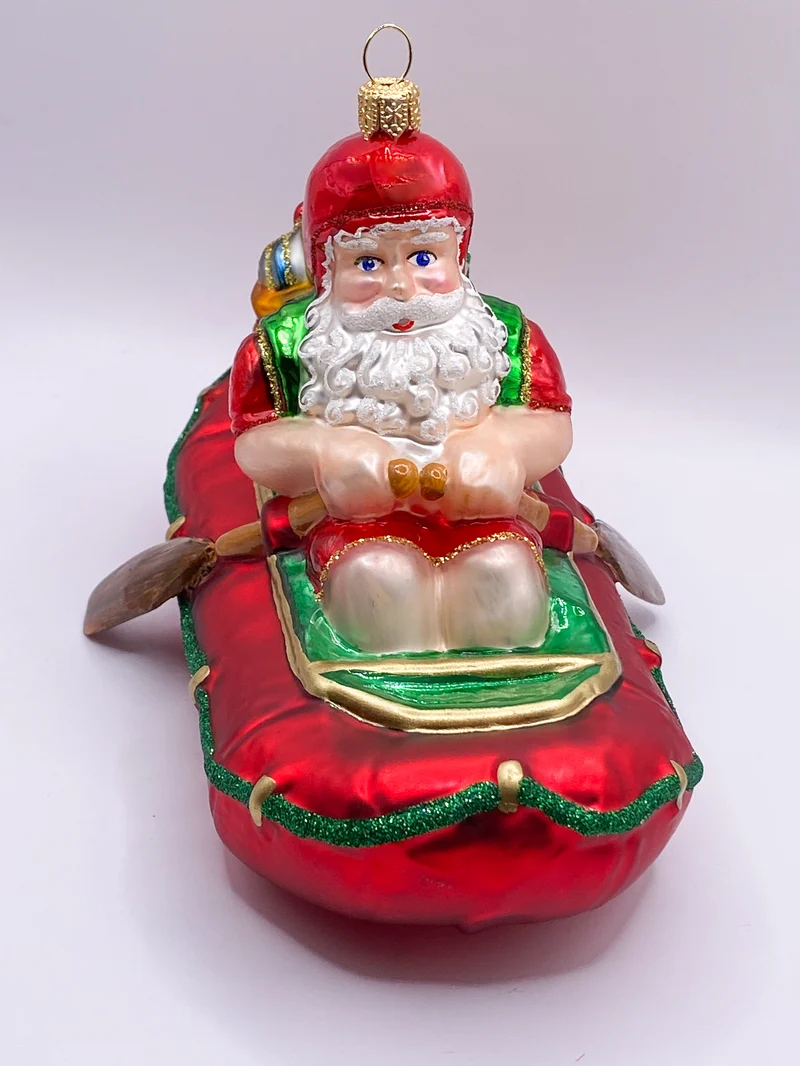 Santa Claus bringt die Geschenke mit dem Schlauchboot