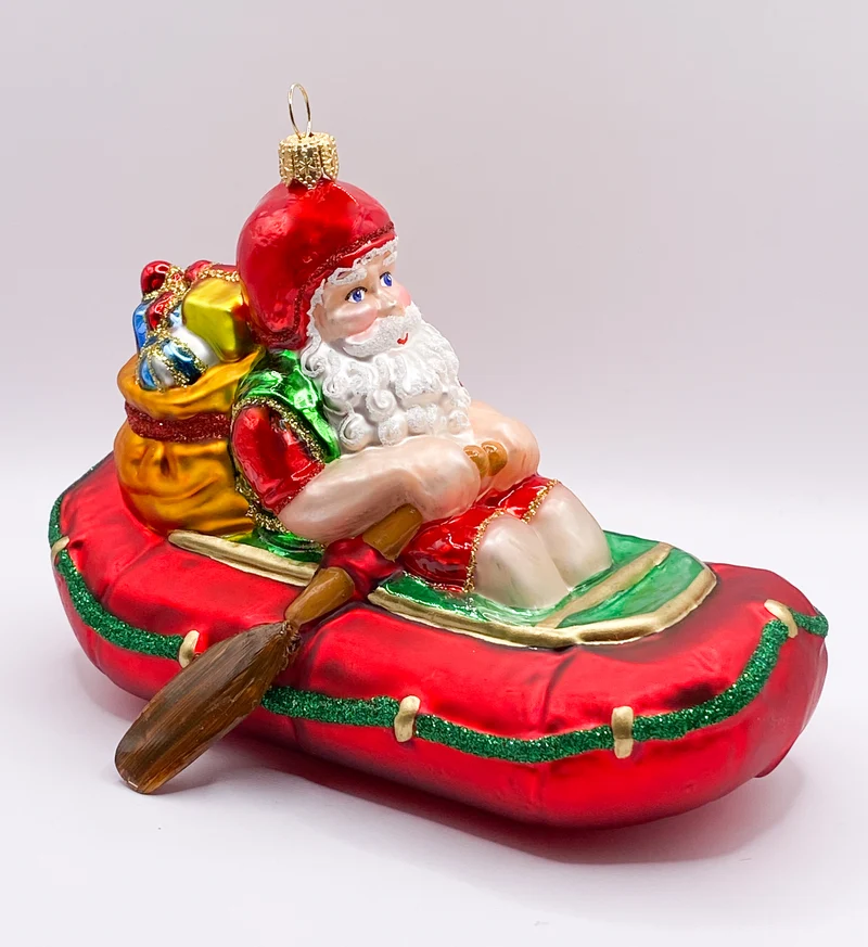 Santa Claus bringt die Geschenke mit dem Schlauchboot