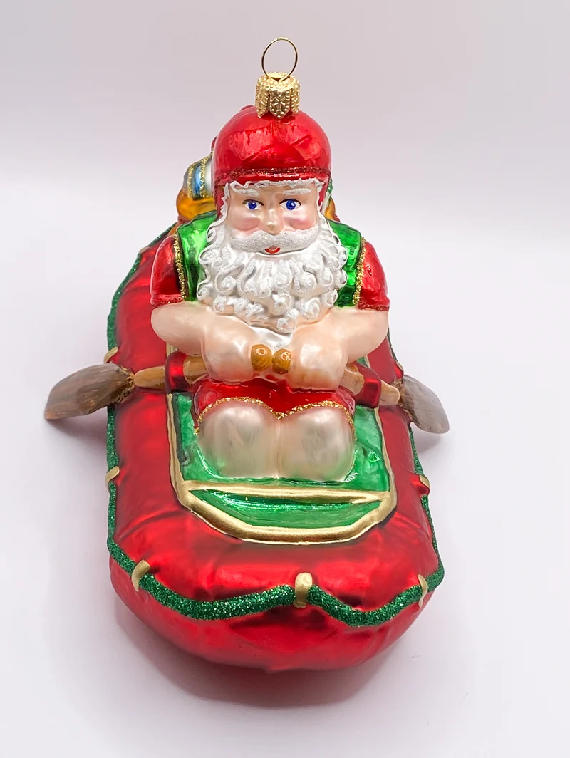 Santa Claus bringt die Geschenke mit dem Schlauchboot