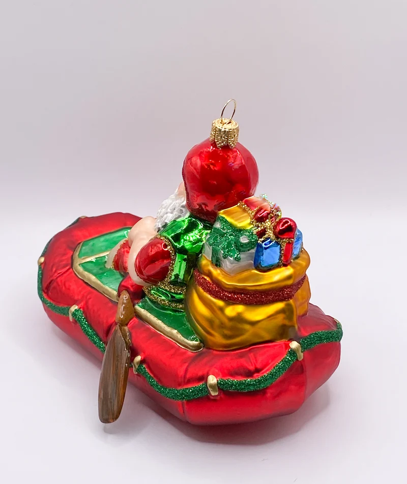 Santa Claus bringt die Geschenke mit dem Schlauchboot