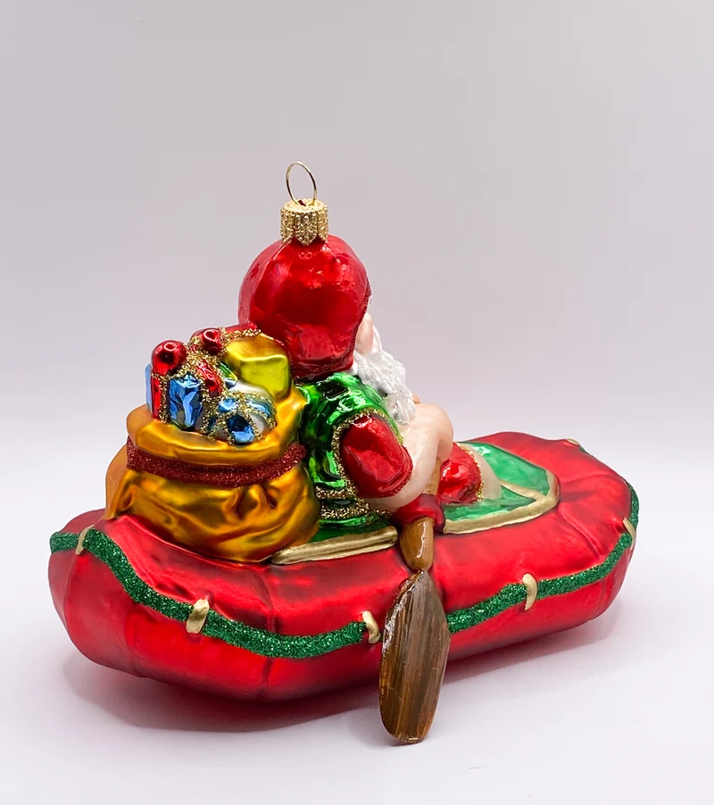 Santa Claus bringt die Geschenke mit dem Schlauchboot
