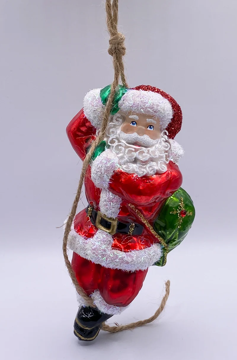 Santa Claus seilt sich geschickt ab