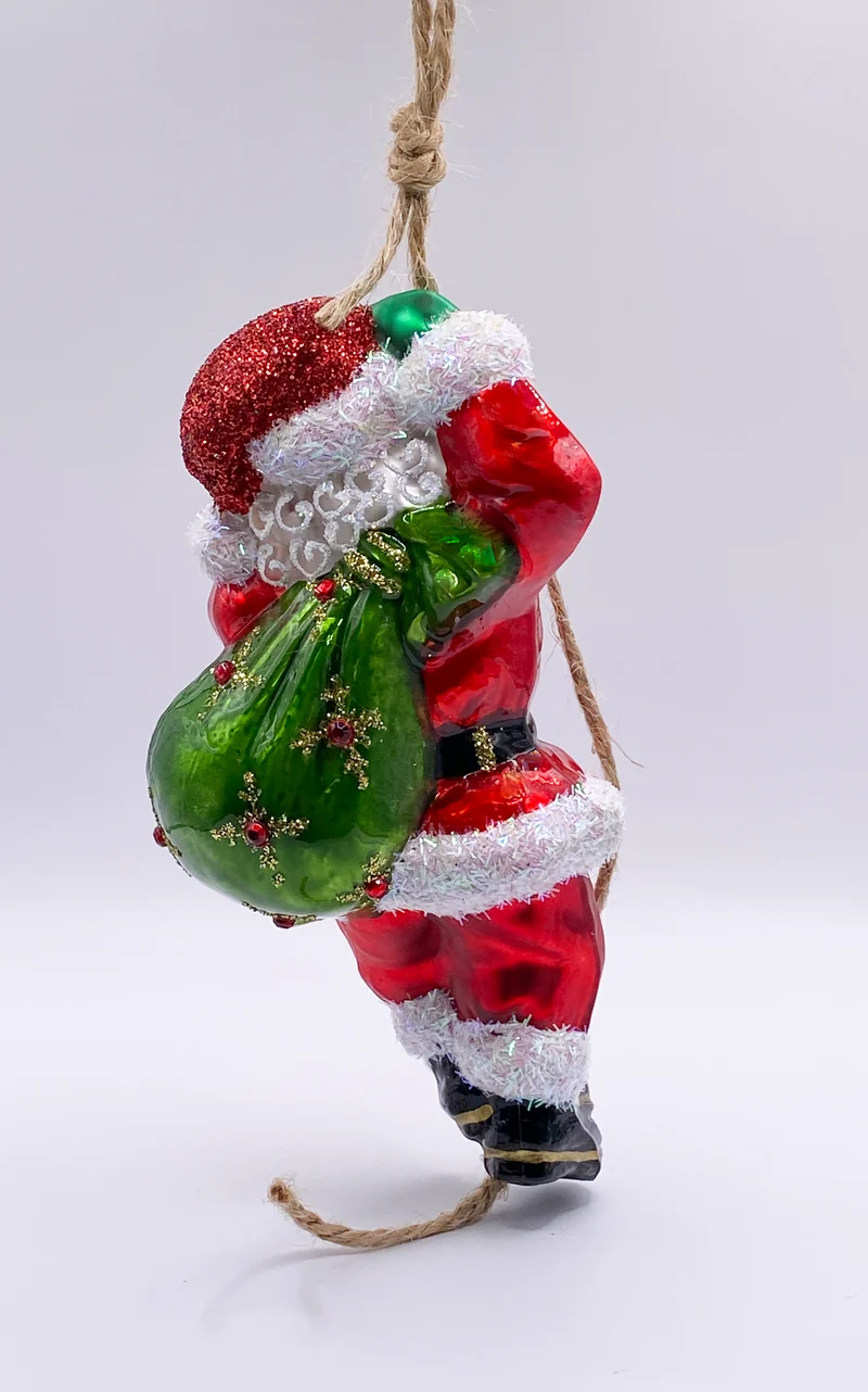 Santa Claus seilt sich geschickt ab