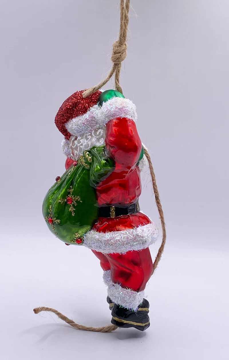 Santa Claus seilt sich geschickt ab
