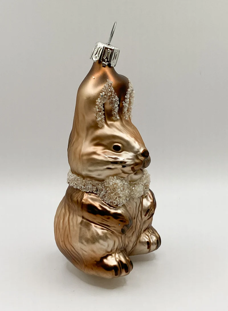 Sitzender brauner Hase mit Schleife