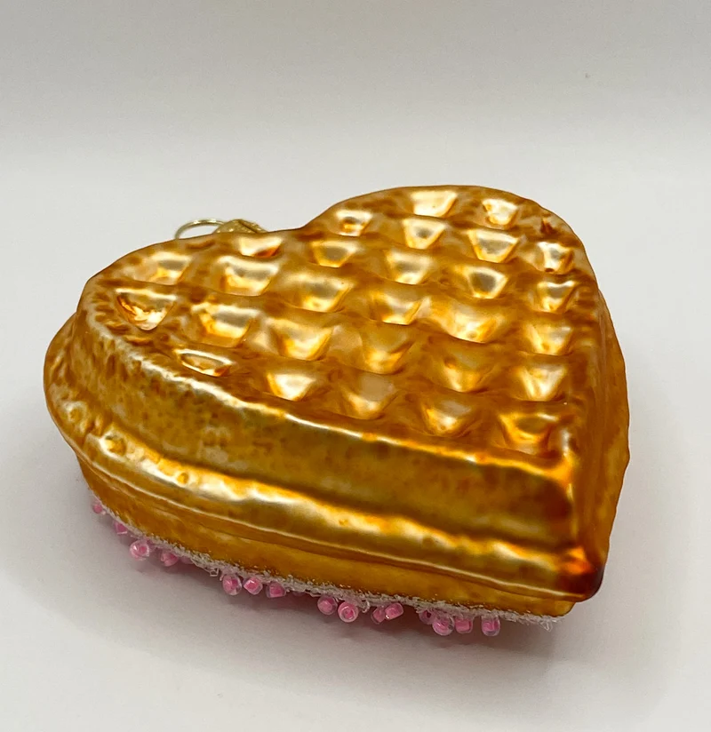 Waffel in Herzform mit rosa Streusel, Gaufre