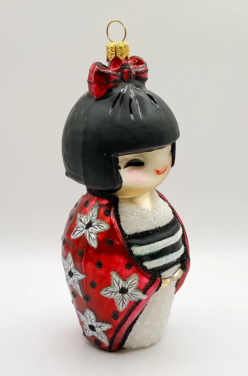 Japanische Kokeshi Puppe Glücksbringer im roten Mantel
