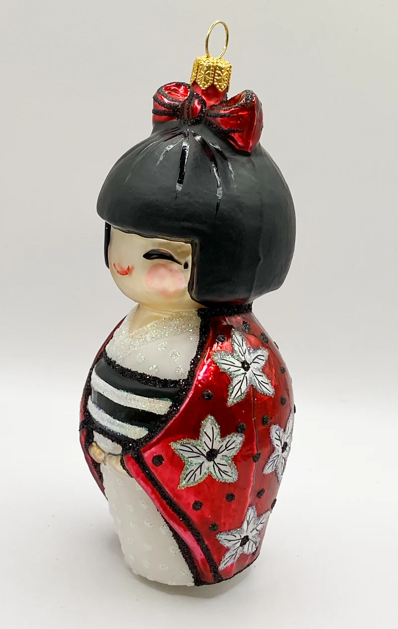 Japanische Kokeshi Puppe Glücksbringer im roten Mantel