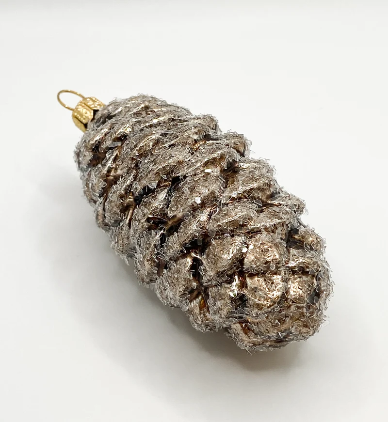 Brauner Zapfen mit Eis-Glitzer