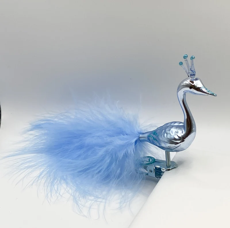 Hellblauer Pfau mit Krone und hellblauer Flaumfedern
