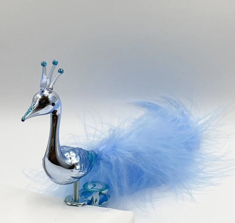 Hellblauer Pfau mit Krone und hellblauer Flaumfedern