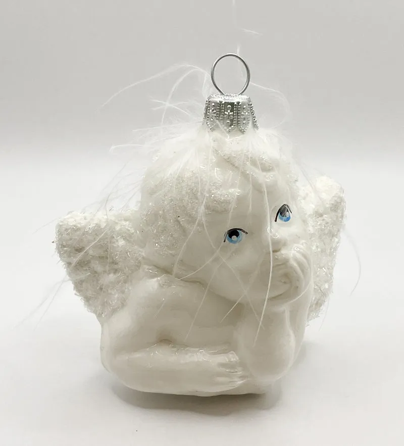 Putto sinnierend in glänzendem Weiss mit Glitzer-Flügeln, Raffael Engel