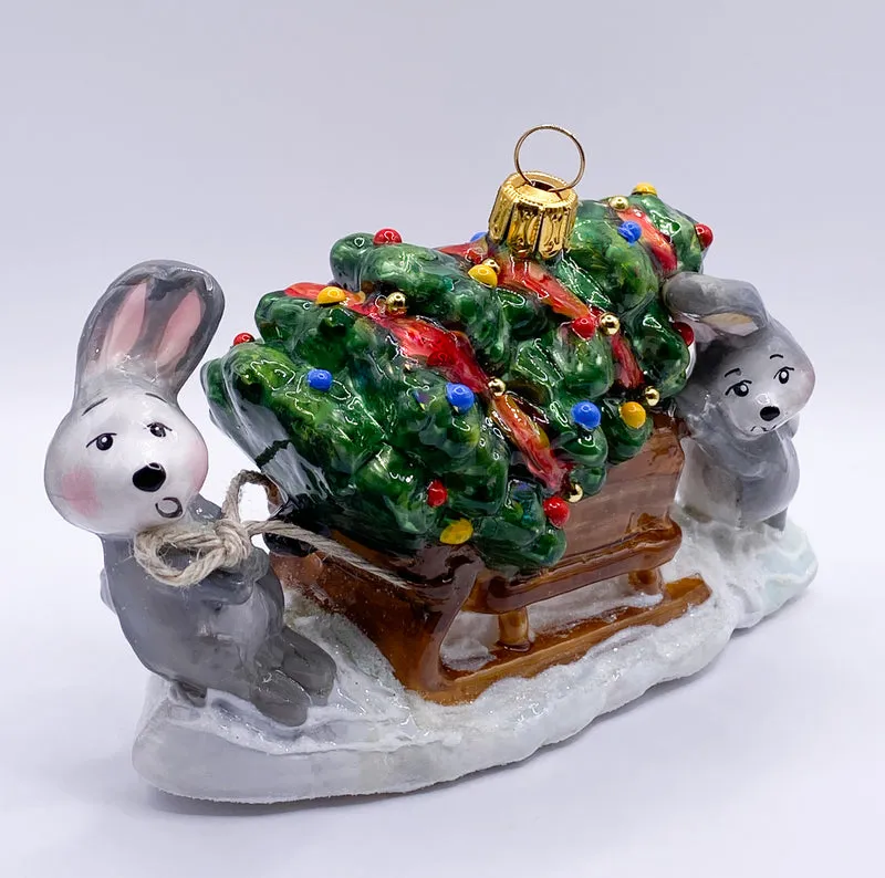 Die Häschen transportieren den Weihnachtsbaum auf dem Schlitten, KOMOZJA MOSTOWSKI