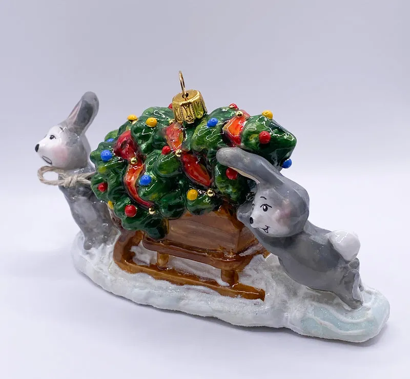 Die Häschen transportieren den Weihnachtsbaum auf dem Schlitten, KOMOZJA MOSTOWSKI