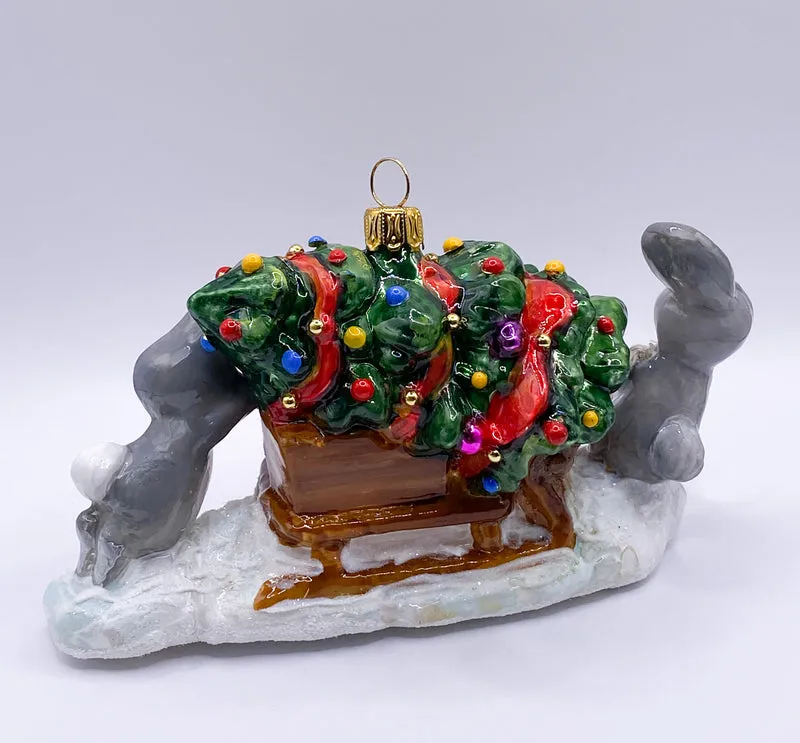 Die Häschen transportieren den Weihnachtsbaum auf dem Schlitten, KOMOZJA MOSTOWSKI
