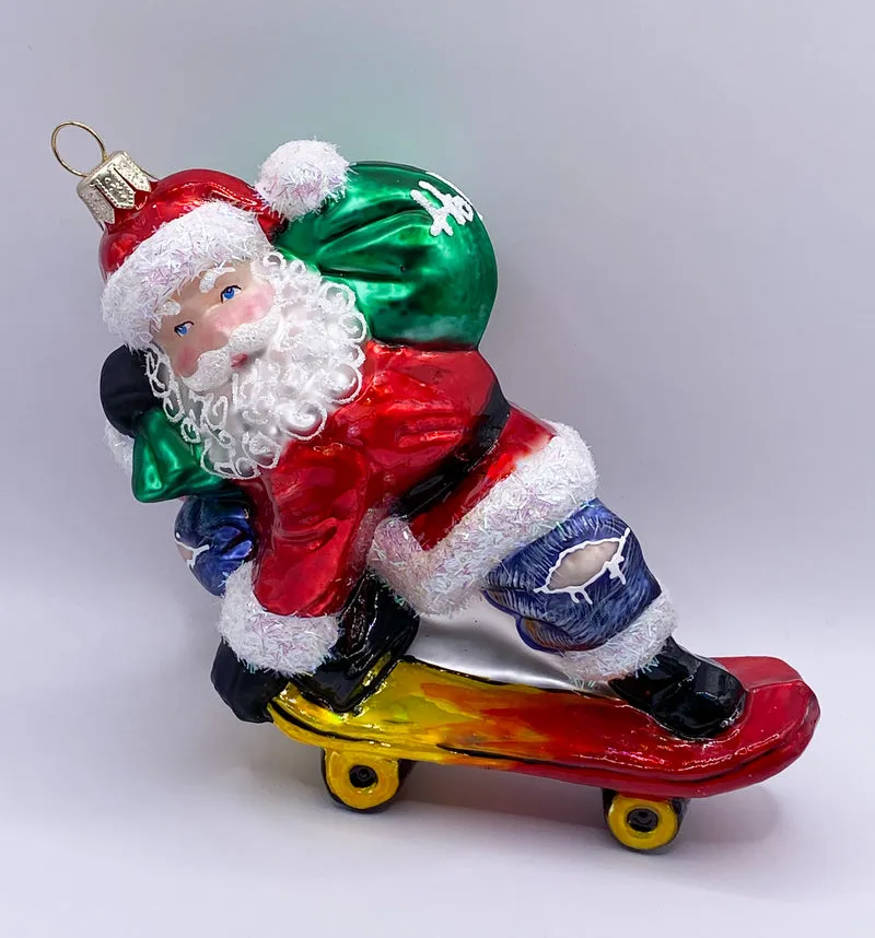 Santa Claus bringt die Geschenke mit dem Skate-Board