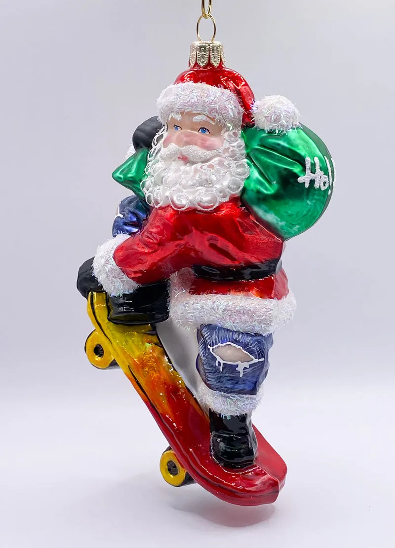 Santa Claus bringt die Geschenke mit dem Skate-Board