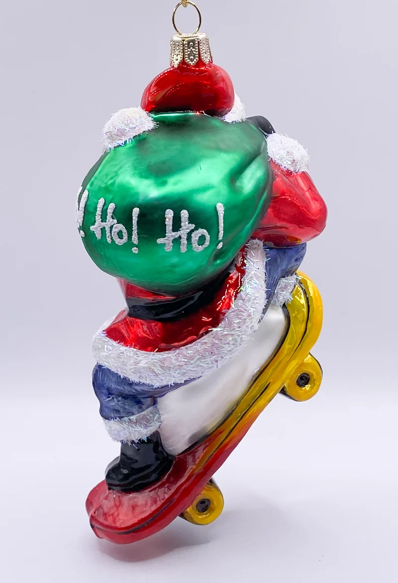 Santa Claus bringt die Geschenke mit dem Skate-Board