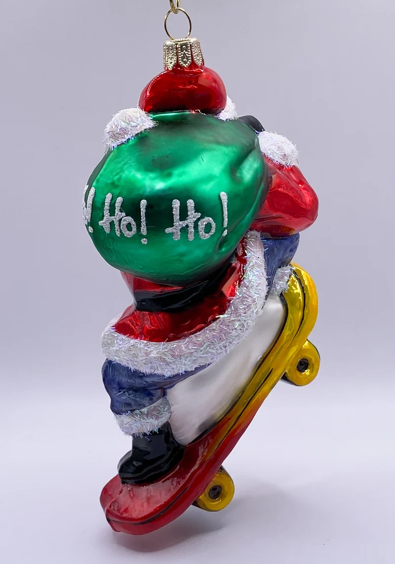 Santa Claus bringt die Geschenke mit dem Skate-Board